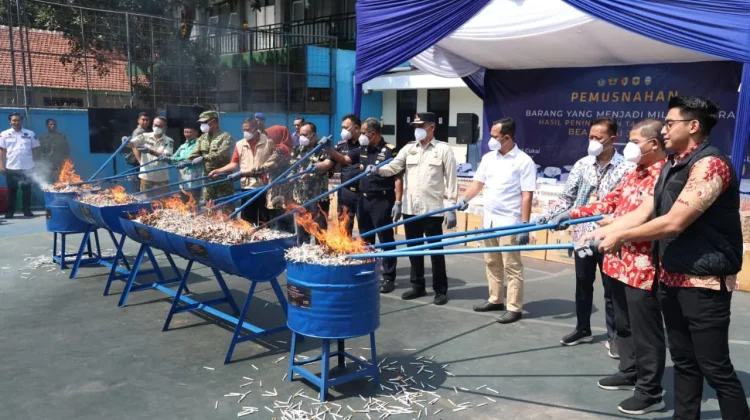 Bea Cukai Jember Musnahkan 7,4 Juta Batang Rokok Ilegal