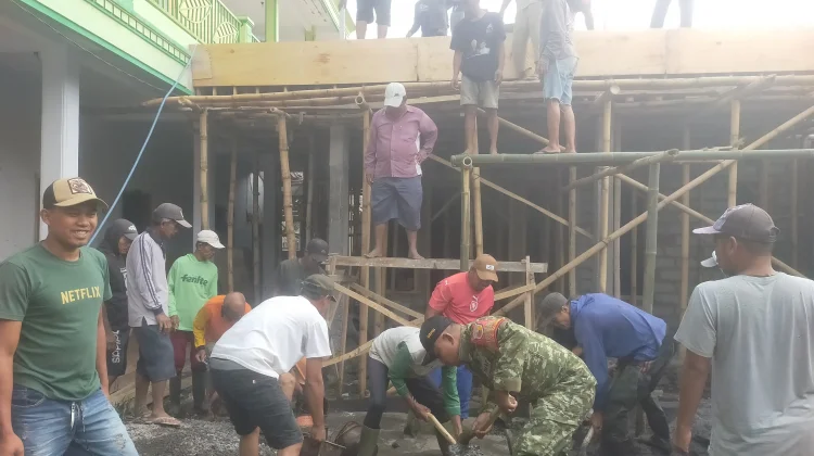 Warga Gotong Royong Bangun Lantai Dua Ponpes Babul Ulum Lumajang
