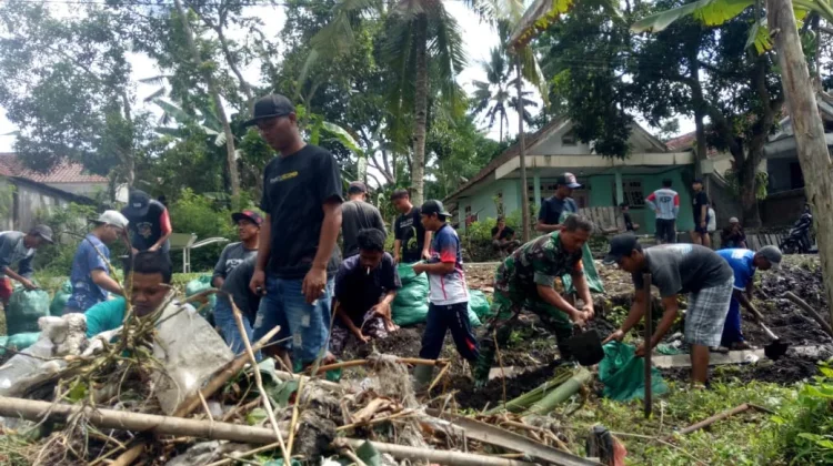 Warga Jarit Bersihkan DAM Kaliwungu untuk Jaga Kelancaran Air dan Jaga Kesehatan