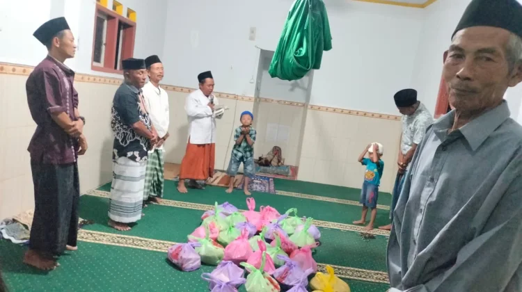 Warga Jember Siapkan Tumpeng dan Buah Sambut Maulid Nabi Muhammad SAW