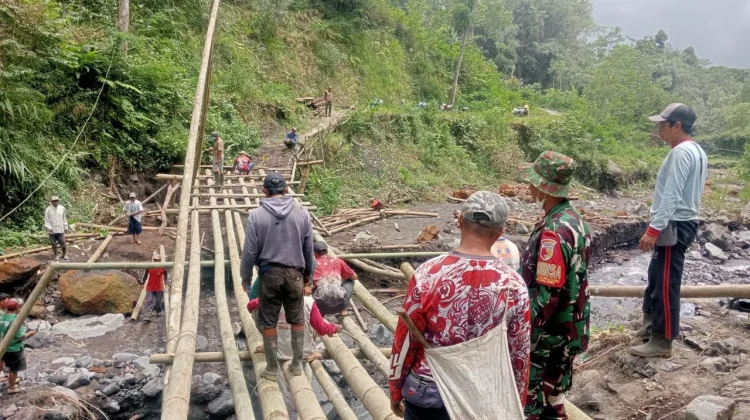Warga Kerja Bakti Renovasi Jembatan Bambu di Pronojiwo