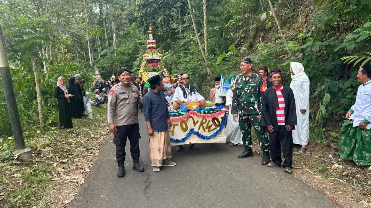 Warga Senduro Gelar Arak-Arakan Puluhan Gunungan