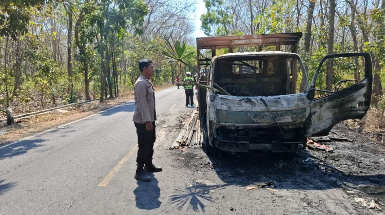Truk Bermuatan Kompor Listrik Terbakar di Jalur Pantura