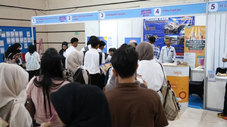 Ribuan Pencari Kerja Manfaatkan Peluang lewat Jember Job Fair 2026