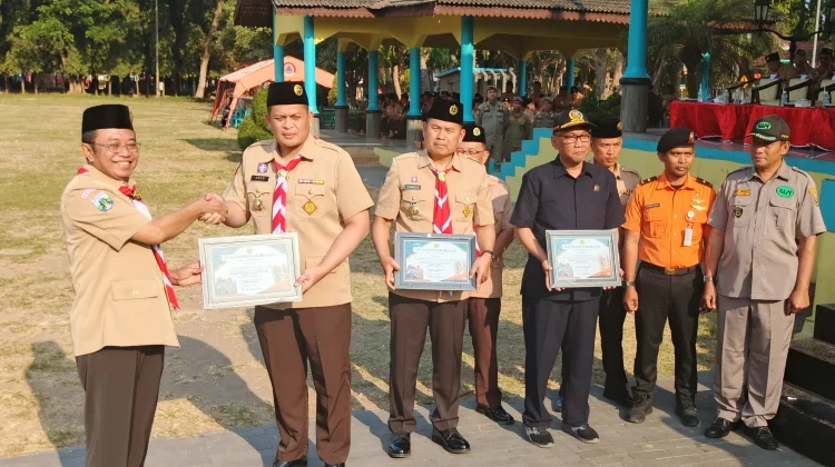Peringati HUT Pramuka ke-65, Kapolres Bondowoso Terima Penghargaan