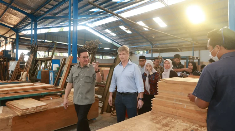 Dari Kalipuro, Furnitur Jati Banyuwangi Mendunia