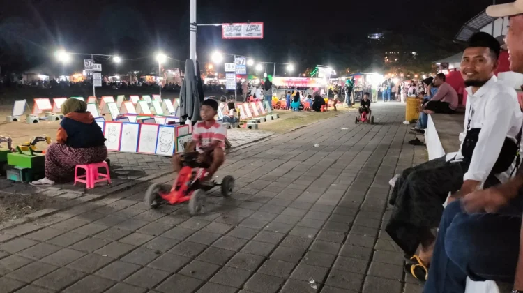 Alun-Alun Balung Jember Dipadati Pengunjung