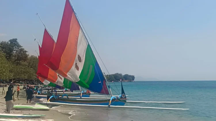 Perahu Layar dan Ayam Sap-sap Hibur Pengunjung