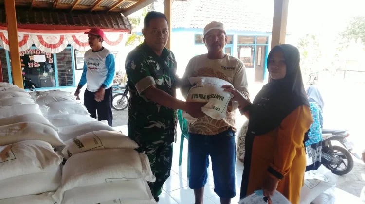 Penyaluran Bantuan Pangan di Tegalrandu Lumajang