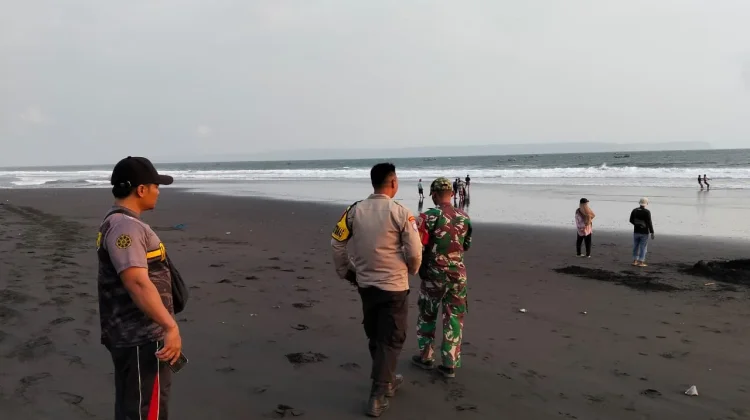 Warga Jombang Hilang Terseret Ombak di Pantai Paseban Jember