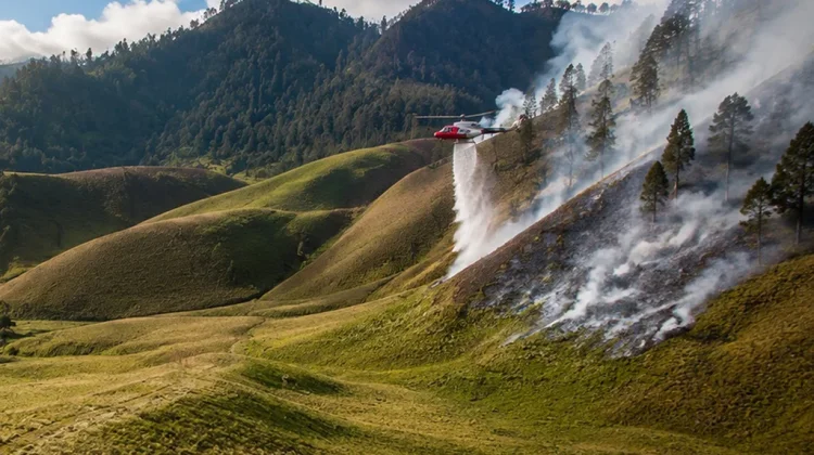 Dua Helikopter Water Bombing Padamkan Karhutla Semeru