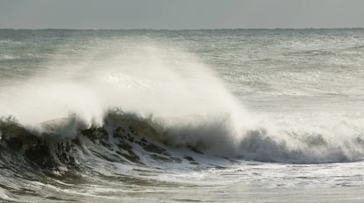 SAR Jember Ingatkan Wisatawan Waspadai Arus Pantai Selatan