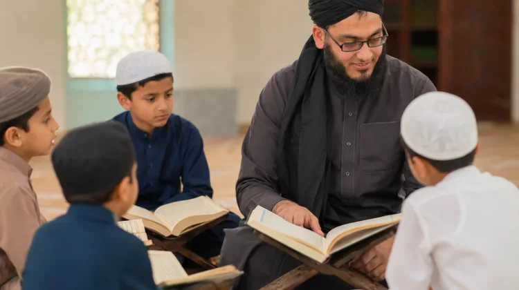 Ilmu Mengangkat Derajat Manusia jika Diamalkan dengan Niat yang Benar