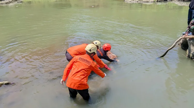 Lansia Hilang Saat Cari Blarak Ditemukan Meninggal di Sungai Sampean Baru