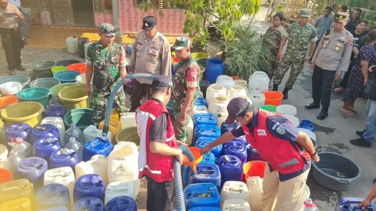Pemkab Situbondo Salurkan Air Bersih di Daerah Terpencil