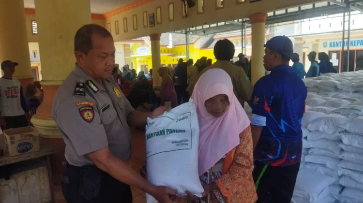 Anggota Polsek Kunir Kawal Ketat Penyaluran 30 Kg Beras CBP untuk 9.922 Warga