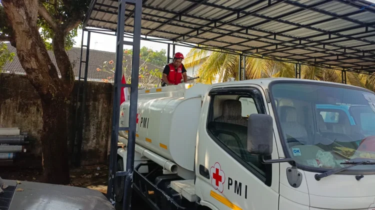 PMI Jember Distribusikan Air Bersih ke Tiga Kecamatan Terdampak Kekeringan