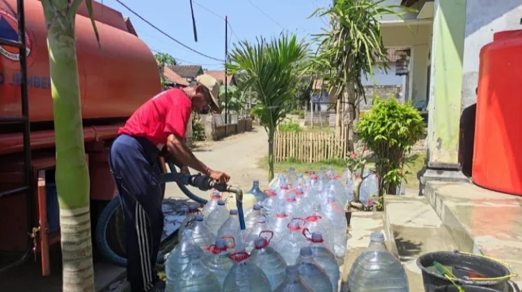 Ratusan KK di Kaliwining Terdampak Kekeringan, BPBD Salurkan Air Bersih