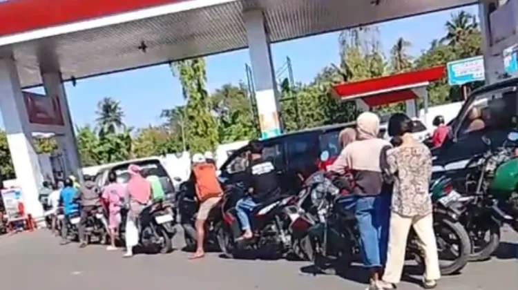 Warga Keluhkan, Antrian Panjang di SPBU Lumajang