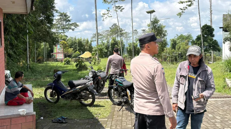 Warga Desa Kalidilem Lumajang Mendapatkan Bantuan Pangan