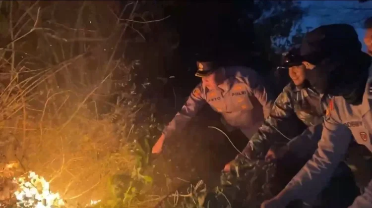 Karhutla Meluas, Kapolres Bondowoso Turun Langsung Padamkan Titik Api