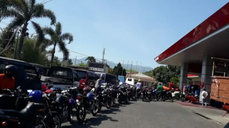 BBM di Bondowoso Sulit, Antrean SPBU Mengular hingga Luar Area