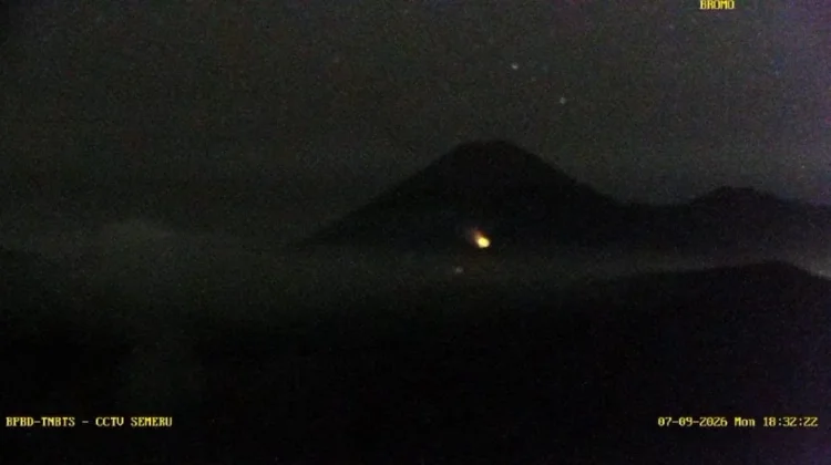 Titik Api Baru Muncul di Lereng Semeru Lumajang