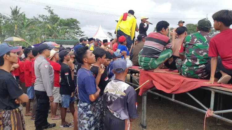 TNI-Polri Amankan Kesenian Ujung di Sememu Lumajang