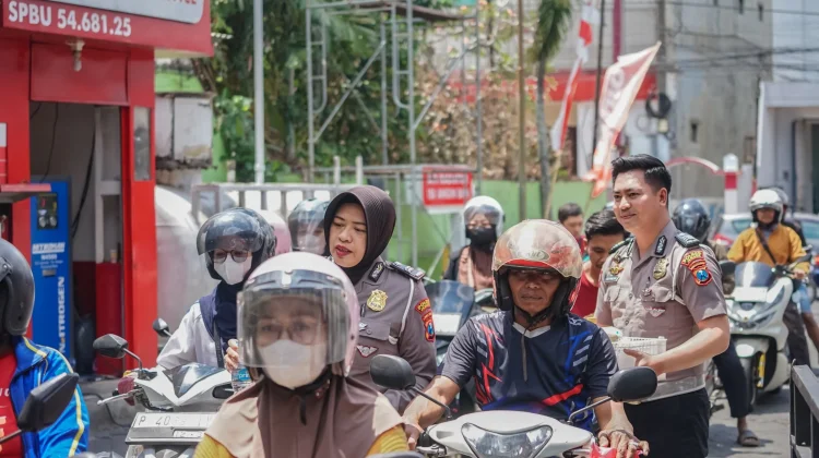 Antrean BBM, Satlantas Polres Jember Turunkan Personel Atur Lalu Lintas
