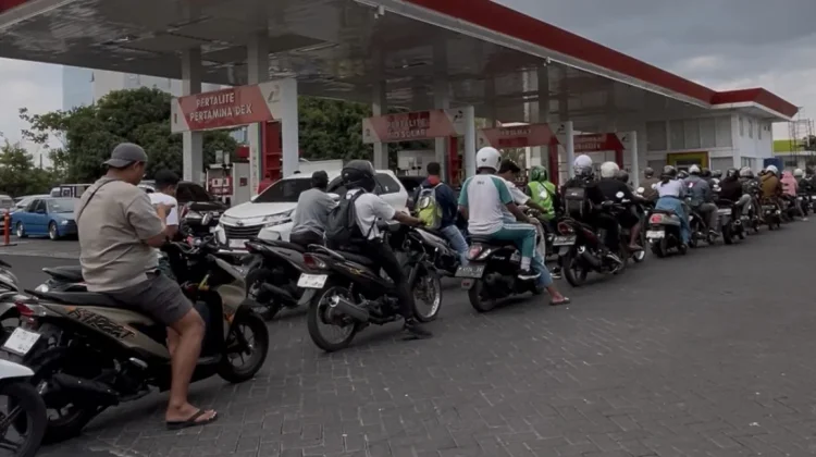 Antrean BBM Masih Terjadi, Warga Berharap Stok Ditambah