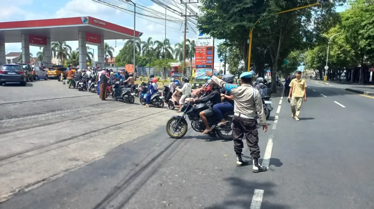 Antrian Panjang Warnai Pengisian BBM di SPBU Lumajang
