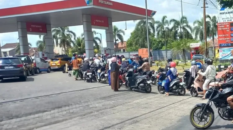 Antrian Panjang BBM di Lumajang Menghambat Aktivitas Masyarakat
