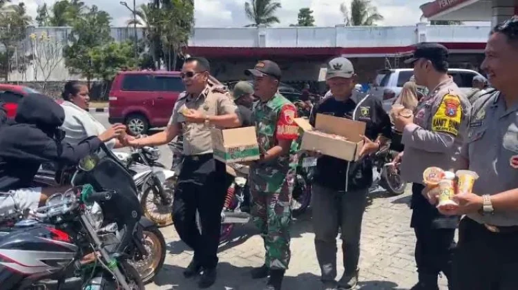 Polsek Maesan Gandeng TNI dan SPBU Bagikan Minuman kepada Pengantri BBM