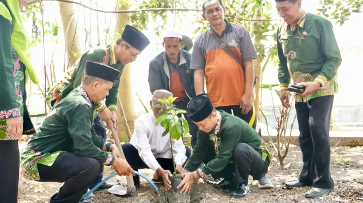 Teladani Ki Ronggo, 150 Guru Bondowoso Ziarah ke Makam dan Tanam Pohon