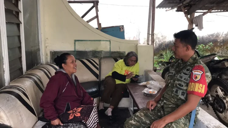 Anggota TNI Pererat Silaturahmi dengan Warga