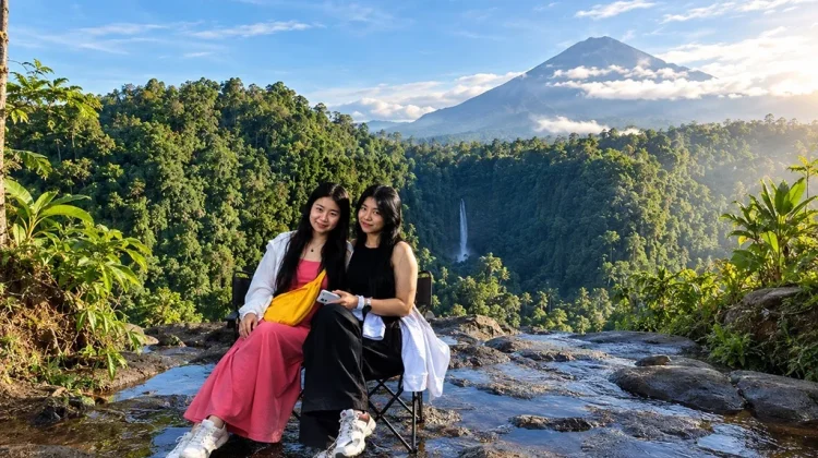 Wisatawan China Terpesona Air Terjun Kapas Biru di Lumajang