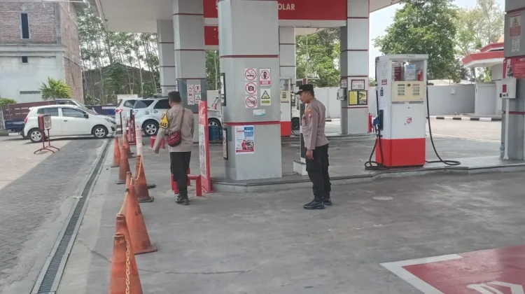Polsek Rowokangkung Patroli SPBU Nogosari, Stok BBM Dipastikan Aman