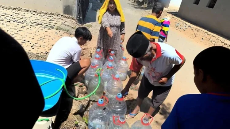 BPBD Jember Kembali Kirim 5.000 Liter Air ke Tegal Gede