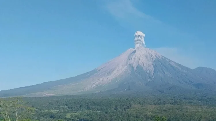 Erupsi Gunung Semeru Lontarkan Kolom Abu Setinggi 1.000 Meter