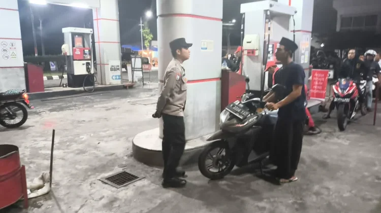 Polsek Sumbersuko Pantau Antrean SPBU Petahunan dan Labruk Kidul pada Malam Hari