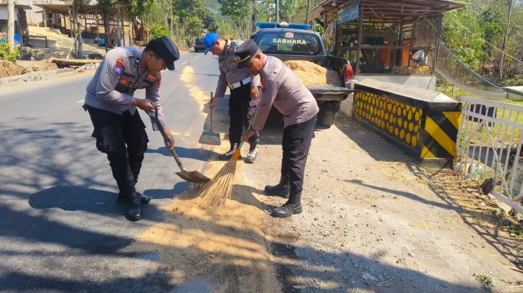 Gunakan Sekam, Polsek Wringin Cegah Laka akibat Tumpahan Solar