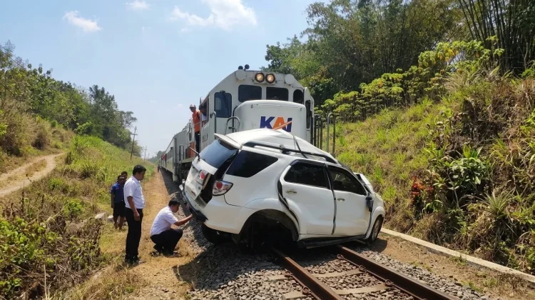 Fortuner Tertabrak KA Ijen Ekspres di Jember, Pengemudi Meninggal