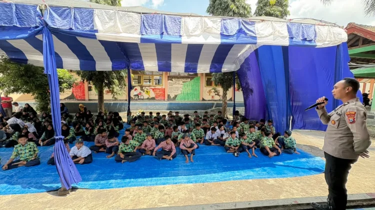 Polisi Beri Edukasi Anti Bullying ke Siswa SMPN 4 Candipuro Lumajang