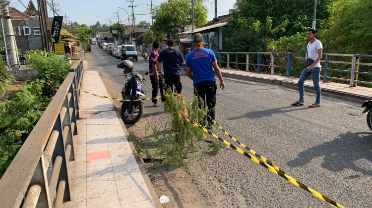 Jembatan Koncer Kembali Berlubang, Petugas Pasang Garis Polisi