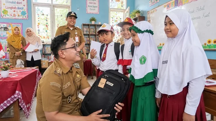 Bantuan Tas dan Alat Tulis Didorong Jadi Penyemangat Belajar Anak di Lumajang