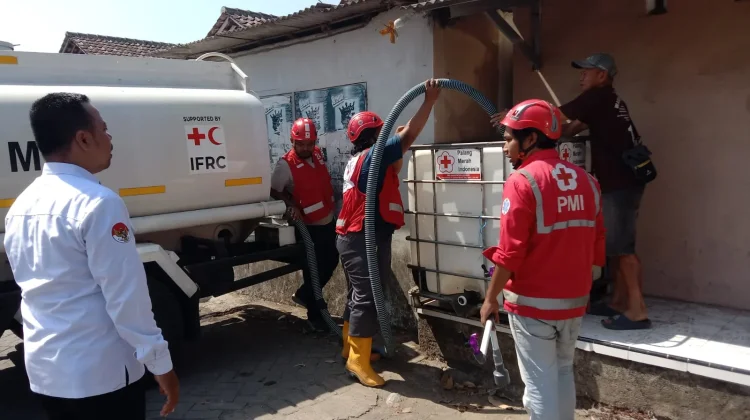 Kekeringan Meluas ke Sukorambi, PMI Jember Salurkan Air Bersih ke Warga Jubung