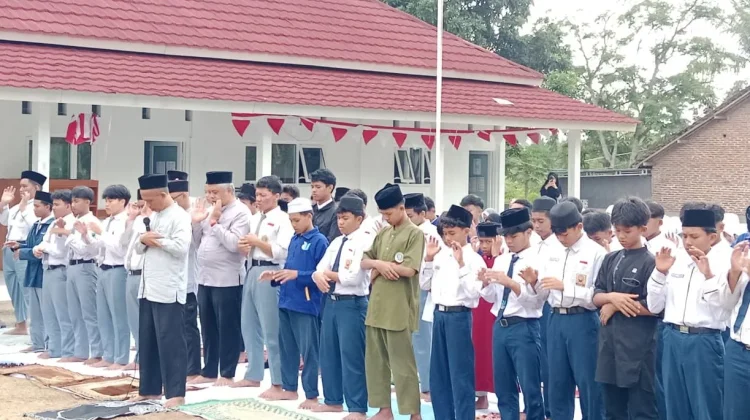 Seratusan Siswa Al Uswah Banyuwangi Gelar Salat Istisqa