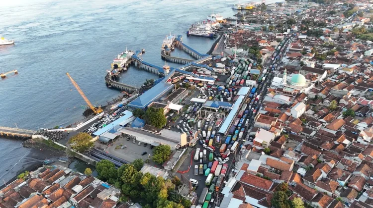 Antrean Pelabuhan Ketapang Capai 12 Kilometer, Polisi Alihkan Truk ke Buffer Zone