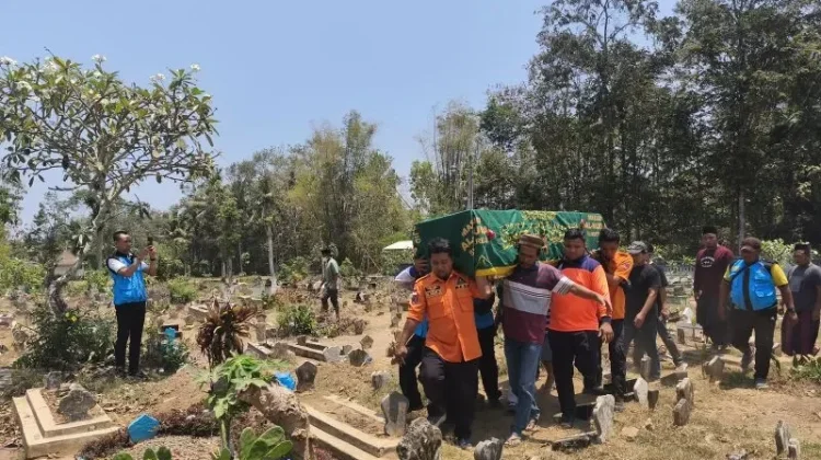 Satu Warga Jember Korban KMP Virgo Dimakamkan, Tiga Lainnya Masih Dicari