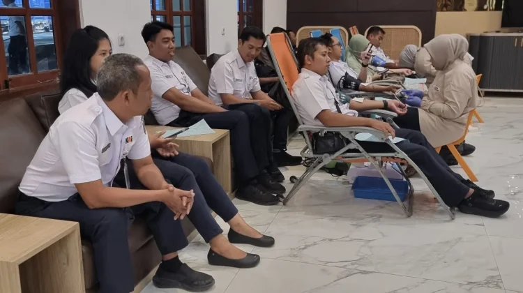 Pegawai dan Penumpang PT KAI Daop IX Jember Sumbang 49 Kantong Darah